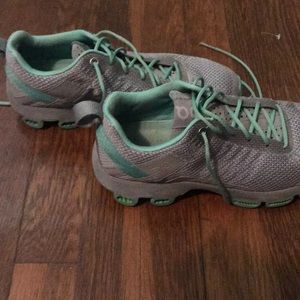 On cloud running shoes 6.5